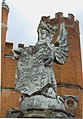 Een van de twaalf heraldische dierenstandbeelden (Welsh dragon) die het oude Tudor-gedeelte van Hampton Court Palace bewaken