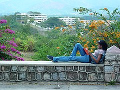 Mujer joven en 2003 con una camisa de rayas horizontales y jeans con corte de bota.