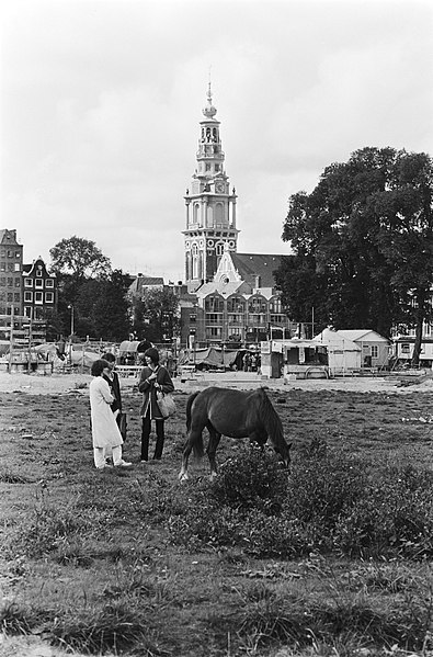 File:Zuiderkerk in Amsterdam gezien vanaf het Waterlooplein, Bestanddeelnr 930-9307.jpg