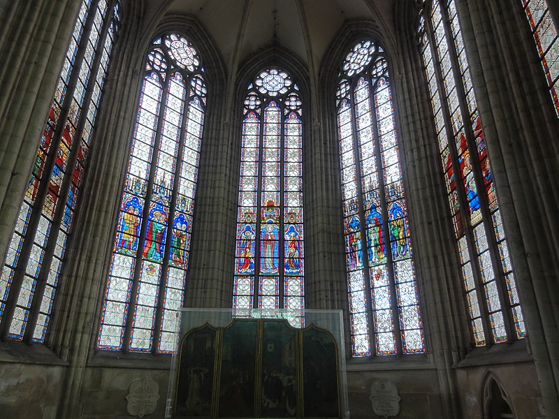 File:Église Notre-Dame de Chambly, les 5 vitraux du choeur.JPG