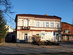 Edifício na rua Czerwony Krzyż 4, onde ficava a redação da Nowa Gazeta Łukowska (construído no final do século XIX[102])