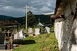 Страничен поглед на црквата со гробиштата