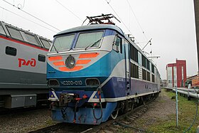 ChS200-010 in blauw-wit-blauwe kleur op het grondgebied van het depot Sint-Petersburg-Passenger-Moskovsky