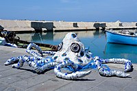 אמנות אקולוגית בפיסול "תמנון כחול הטבעות" לתערוכת אמנות, המתריעה לנזק הנגרם ליצורים הימיים הנכחדים מפסולת הפלסטיק המזהמת את הים.