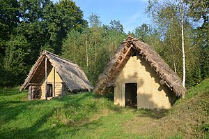 02018 0319 Eine Eisenzeit-Hütte im keltischen Dorf am San in Sanok, Skansen.jpg