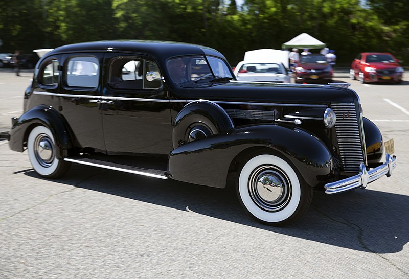 File:1937 Buick Roadmaster Series 80 sedan, front right side.jpg
