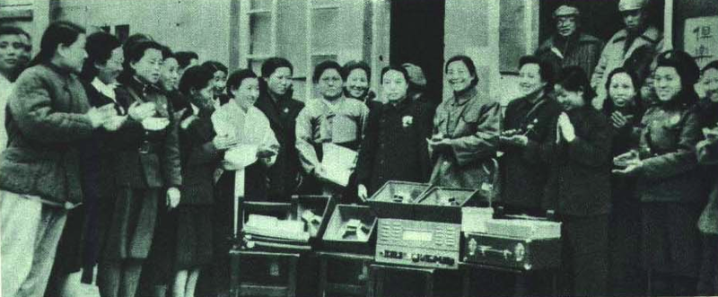 File:195106 1951年朝鲜战争中刘清扬代表中国妇女向朝鲜送礼.png