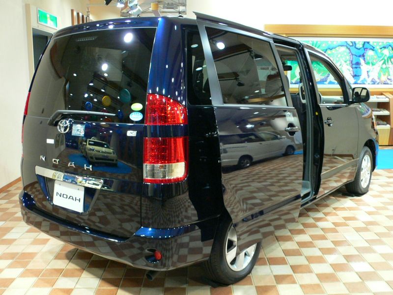 File:2004 Toyota Noah 01.jpg