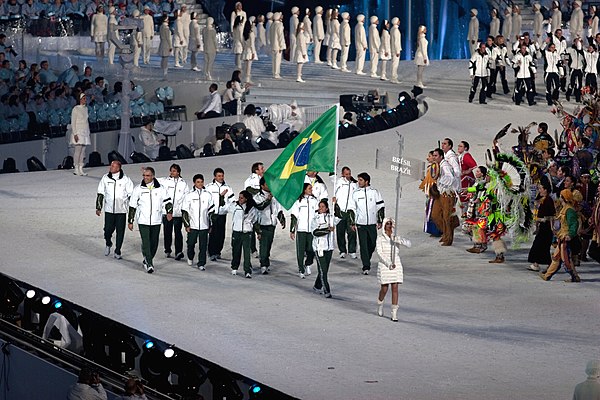 Isabel Clark Ribeiro niesie flagę Brazylii na Zimowych Igrzyskach Olimpijskich w 2010 r