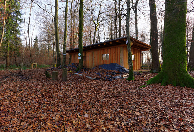 Le site de la borne des Trois Puissances, en 2014. Côté suisse, un abri a été construit par l'armée suisse.