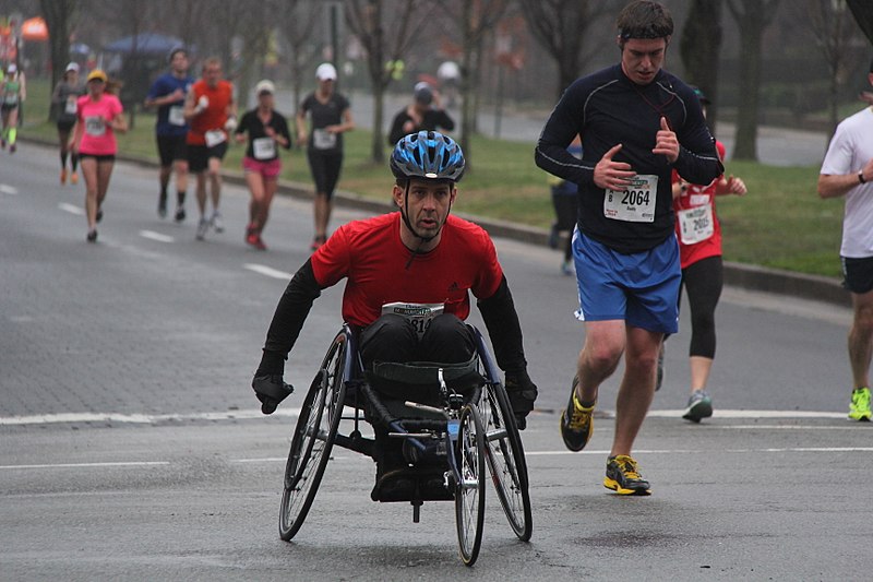 File:2014 Ukrop's Monument Avenue 10k by Martin's (13491754334).jpg