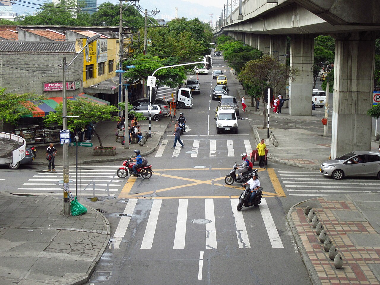 File:2018 carrera 51 con carrera 37 en Medellín desde la estación de metro   - Wikimedia Commons