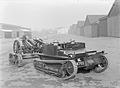 Chenillette Carden-Loyd Mk VI Mortar Carrier tractant un 3.7 inch QF Howitzer Mk I monté sur remorque spéciale, avec plaque d'immatriculation civile.