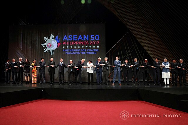 https://upload.wikimedia.org/wikipedia/commons/thumb/8/89/31st_ASEAN_Summit_group_photo_%283%29.jpg/640px-31st_ASEAN_Summit_group_photo_%283%29.jpg