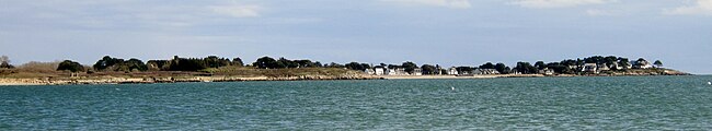 Le littoral nord-est de la baie de Quiberon entre, à gauche, la pointe du Pô et, à droite, la pointe de Saint-Colomban, en Carnac, vu depuis la pointe de Pen er Lé en Plouharnel.