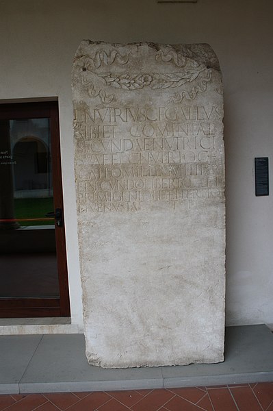File:4795 - Brescia - S. Giulia - Stele di Lucio Nutrio Gallo (sec. I) - Foto Giovanni Dall'Orto, 25 Giu 2011.jpg