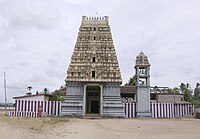 Pintu masuk dengan gapura di kuil Athi Koneswaram, Thampalakamam, Trincomalee, Sri Lanka.