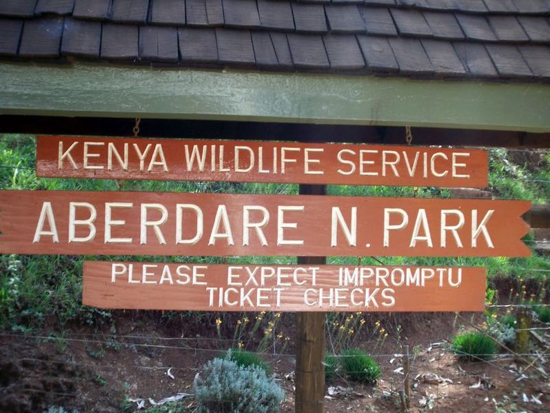 File:Aberdare Park entrance.jpg