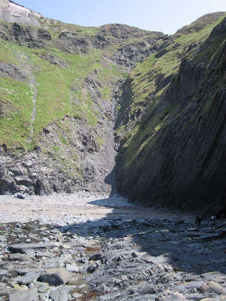 File:Aberystwyth grits - faultline across cliff and foreshore - geograph.org.uk - 3126076.jpg