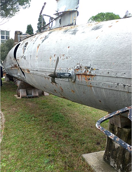 File:Alose french submarine 1907 04.jpg