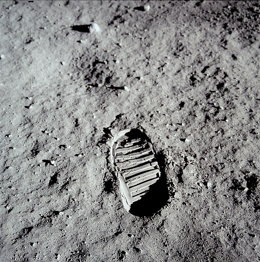 아폴로 11호가 달에 착륙, 닐 암스트롱이 달에 발을 딛으면서 인류가 최초로 지구 이외의 천체에 발을 딛게 되었다.