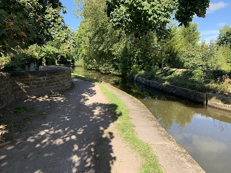 File:Aqueduct Over Green Lane On Peak Forest Canal, from the canal tow path, 27 September 2020 (2).jpg