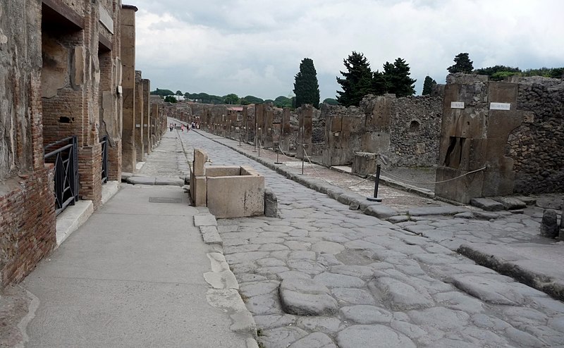 File:Archeologici di Pompei - panoramio (3).jpg