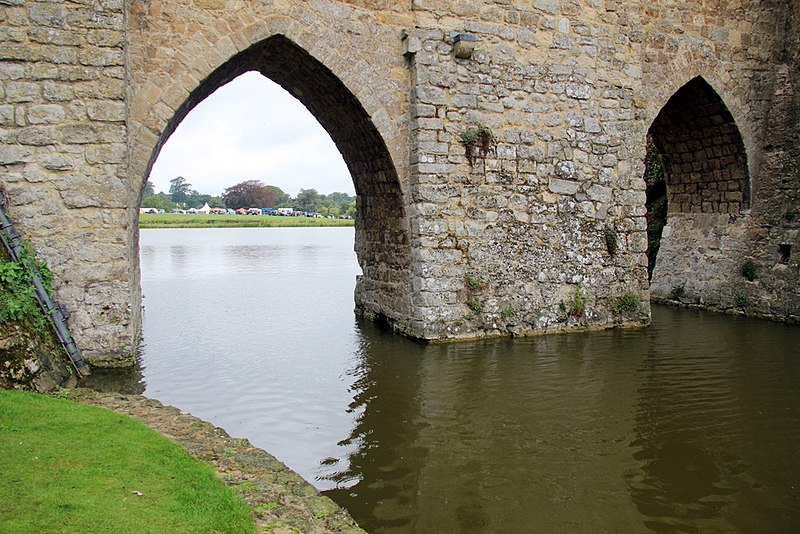 File:Archway, Leeds Castle, Kent - geograph.org.uk - 2594659.jpg