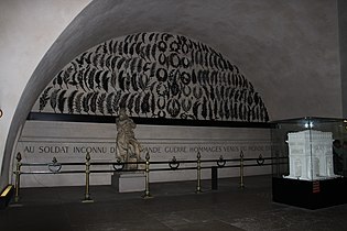 Uvnitř Arc de Triomphe