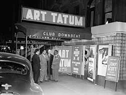 Art Tatum(à droite) et Phil Moore (à gauche), devant le club de jazz Downbeat à New York, N.Y., vers 1947 (photographié par William P. Gottlieb.