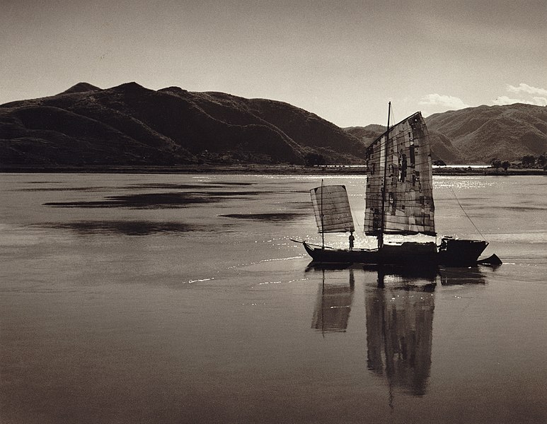 File:Arthur Rothstein - Chinese junk on river ppmsca.07797.jpg