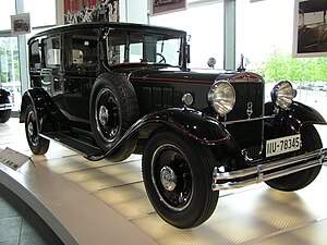 Schwarzes, altmodisches Automodell, plank geputzt glänzend in einem Museum