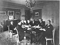 ალიმარდან ბეი თოფჩუბაშოვი პარიზის სამშვიდობო კონფერენციაზე მონაწილე აზერბაიჯანელი დელეგატების შეხვედრაზე. პარიზი. Hôtel Claridge. 1919 წელი