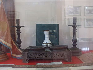 Bộ đồ thờ tại từ đường họ Bùi ở Tây Xuân, huyện Tây Sơn, tỉnh Bình Định. Hiện là cổ vật trưng bày.