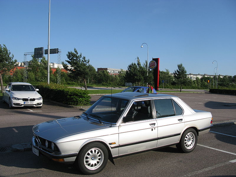 File:BMW 528i E28 (9221872657).jpg