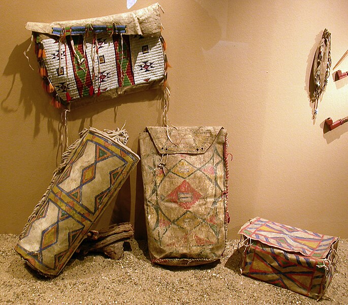 File:Bags and pouches of Sioux.jpg