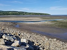 Bay at low tide at the mouth of the Malbaie River, in La Malbaie. This bay also receives the waters of the Mailloux River (west shore) and of the Cote a Pontage Creek (east side).. Baie de La Malbaie a maree basse-2018-07-19.jpg