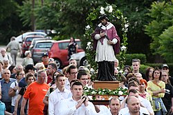 A bajai Jánoska-eresztés 2022-ben. A Nepomuki Szent János-kápolnától elinduló gyalogos körmenet Nepomuki Szent János feldíszített szobrával