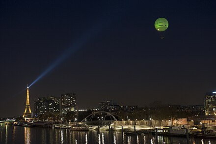 Ballon de Paris at night