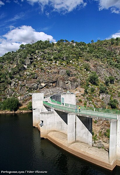 File:Barragem de Rebordelo - Portugal (20673123921).jpg