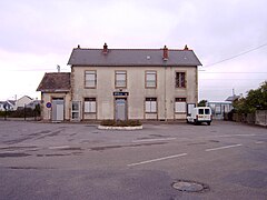 Le bâtiment voyageurs en 2012, avant son rachat par la commune.