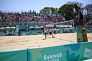 Deutsch: Beachvolleyball bei den Olympischen Jugendspielen 2018; Tag 11, 17. Oktober 2018; Jungen, Spiel um Platz 3 – Argentinien-Ungarn 2:0 (21–15/21–15) English: Beach volleyball at the 2018 Summer Youth Olympics at 17 October 2018 – Bronze Medal Match – Argentina-Hungary 2:0 (21–15/21–15)