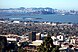 File:Berkeley-downtown-Bay-bridge-SF-in-back-from-Lab.jpg (Quelle: Wikimedia)