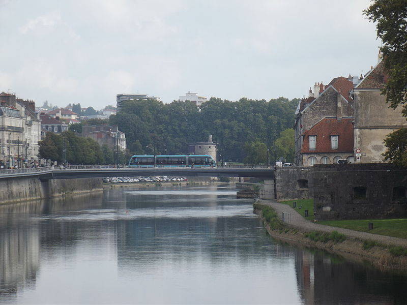 File:Besançon tram pres de Doubs 3.JPG