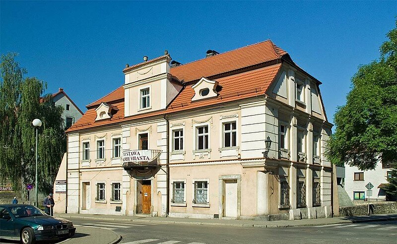 File:Bolesławiec, Dział Historii Miasta Muzeum Ceramiki (Dom Kutuzowa) - fotopolska.eu (121360).jpg