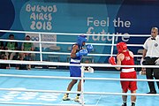 Deutsch: Boxen bei den Olympischen Jugendspielen 2018 Tag 12, 18. Oktober 2018 - Finale Leichtgewicht Mädchen – Junioren-Weltmeisterin und dreifache Juniorinnen-Europameisterin Caroline Sara DuBois (Großbritannien, blau) schlägt Juniorinnen-Asienmeisterin Porntip Buapa (Thailand, rot). English: Boxing at the 2018 Summer Youth Olympics on 18 October 2018 – Girls' lightweight Gold Medal Bout – Caroline Sara DuBois (Grat Britain, blue) wins over Porntip Buapa (Thailand, red). Español: Boxeo en los Juegos Olímpicos Juveniles de Verano de 2018 en 18 de octubre de 2018 - Combate de medalla de oro de peso ligero para niñas - Caroline Sara DuBois (Gran Bretaña, azul ) gana sobre Porntip Buapa (Tailandia, rojo).