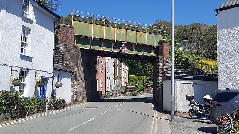 File:Bridge over A493 at Penhelig.jpg