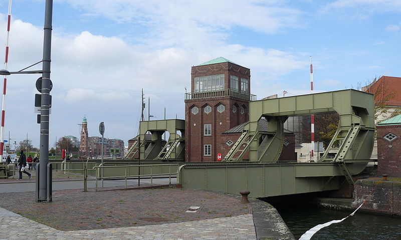 File:Bruggen tussen alte neue hafen Bremerhaven.JPG