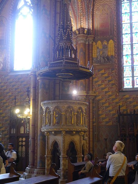 File:Budapest Matthiaskirche Innen Kanzel 2.JPG