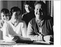 Bundesarchiv Bild 183-90005-0002, Seelow, Probe der Theatergruppe.jpg